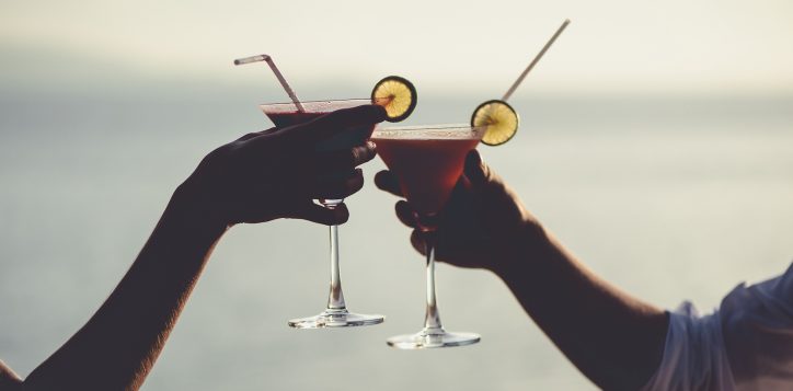 romantic-couple-enjoy-sunset-in-restaurant-on-the-beach-drinking-cocktails-2-2
